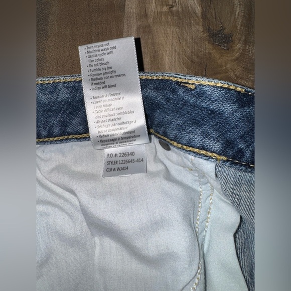 Paige Amari Distressed Cuffed Denim Women’s Shorts Size 28 Medium Wash - Picture 7 of 8